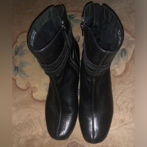 Clarks Women's Black Leather Low Heel Boots Size 10M